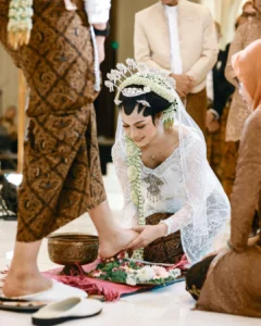 Apa Arti Warna Putih dalam Tradisi Pernikahan Jawa – Makna, Simbol, dan Praktiknya